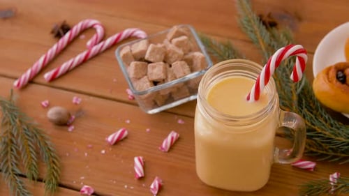 Boisson de Noël festive au lait de poule avec canne à sucre et épices pour des vacances d'hiver agréables