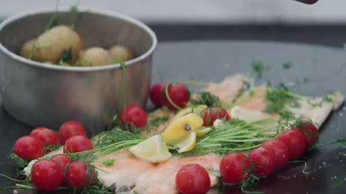 Citron pressé sur un filet d'omble blanc dans une poêle au ralenti