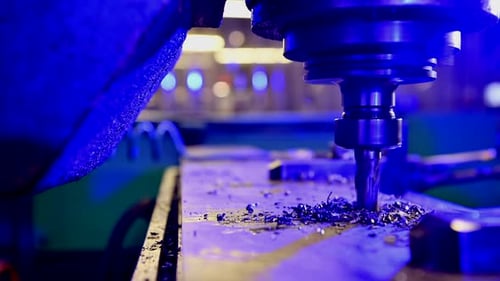 Fräs- oder Drehmaschine der metallverarbeitenden Industrie in Aktion aus nächster Nähe