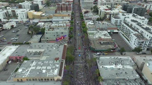 4K Aerial, junio de 2023, LA Pride Parade en Hollywood, California, EE. UU.