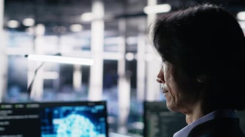 Desarrollador de software en codificación de centros de datos con IA generativa