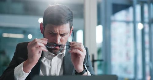 Laptop, óculos e empresário no escritório com leitura para relatório financeiro com orçamento da empresa