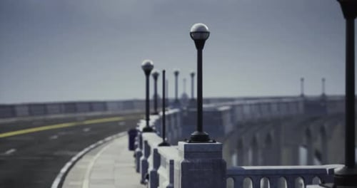Pont magnifiquement conçu avec des lampadaires le long d'une route sinueuse à l'aube