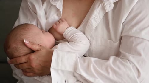 Lactancia. La mujer está con su pequeña hija
pequeña.