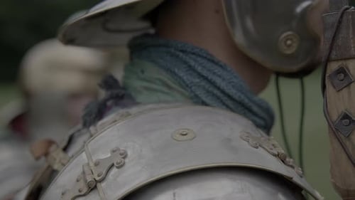Grupo de ejércitos épicos: una tropa de gladiadores históricos en uniforme que va a la guerra