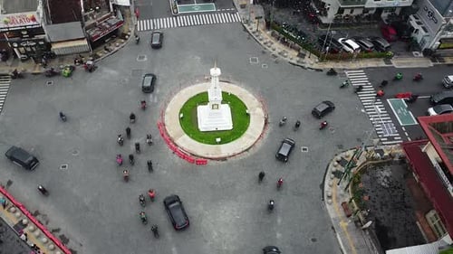 Toma aérea del amplio paisaje de tráfico de la ciudad de Tugu Yogyakarta, Indonesia.