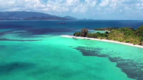 Vista aérea da ilha tropical. A câmera sobrevoa a costa e a praia da ilha tropical.