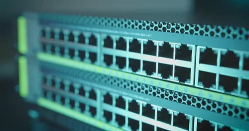 Cable extraído del puerto del conmutador de Internet Ethernet. Toma panorámica, red de enrutadores con varios servidores