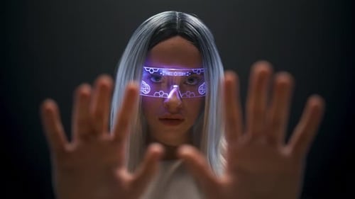 Primer plano de manos de niña con pantalla táctil invisible. Mujer comprobando datos, desliza un correo electrónico futurista digital
...