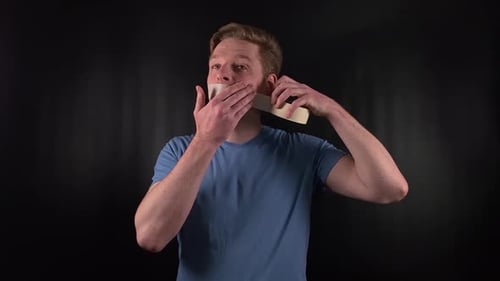 Portrait d'un beau jeune homme blanc scotchant sur sa bouche avec du ruban adhésif représentant le