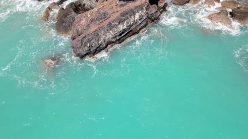 Vista aérea de olas que salpican