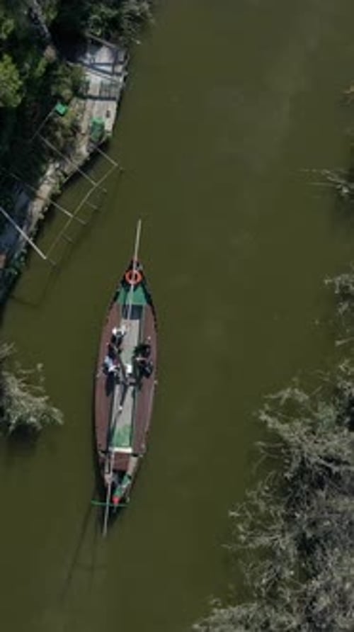 Images aériennes par Drone d'un bateau avec des touristes à bord pour visiter le parc naturel de l'Albufera à