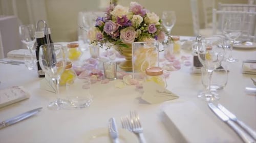 plan filant d'une fleur de table sur une table bien dressée