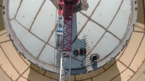 Vista aérea a vista de pájaro de la construcción de la torre de agua.