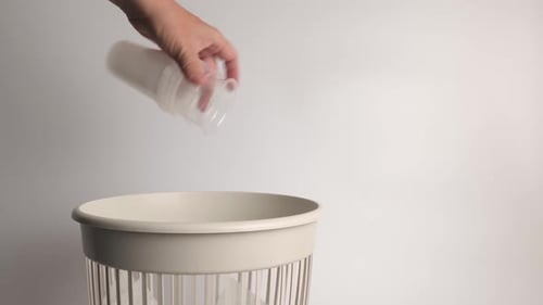 E218 1Kunststoffglas wird zur Wiederverwertung und Entsorgung auf Mülldeponien entsorgt
