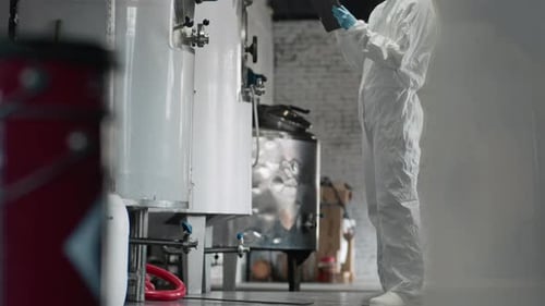 Inspektor überprüft Edelstahltanks in der Brauerei