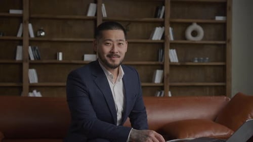 Portrait d'un homme d'affaires prospère dans un bureau moderne