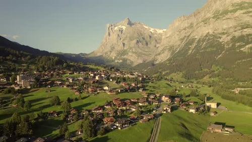 avanzando hacia Endweg en Grindelwald con vistas al majestuoso monte Wetterhorn de fondo