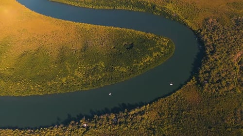 Flusslandschaft bei Sonnenuntergang mit Booten auf dem Wasser, Luftneigungs-Dolly-Enthüllung