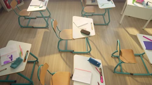 Grúa de pupitres y sillas escolares en un aula vacía. Escritorios de madera
