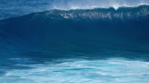 Powerful ocean wave