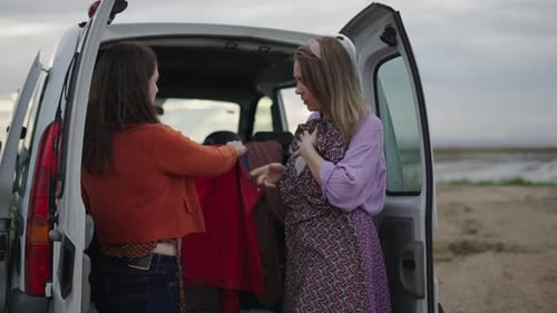 Dois fotógrafos profissionais combinando roupas para a sessão