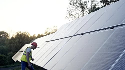 Ingenieur oder Elektriker arbeitet an einem Ersatz-Solarpanel in einem Solarkraftwerk und arbeitet an der Reparatur