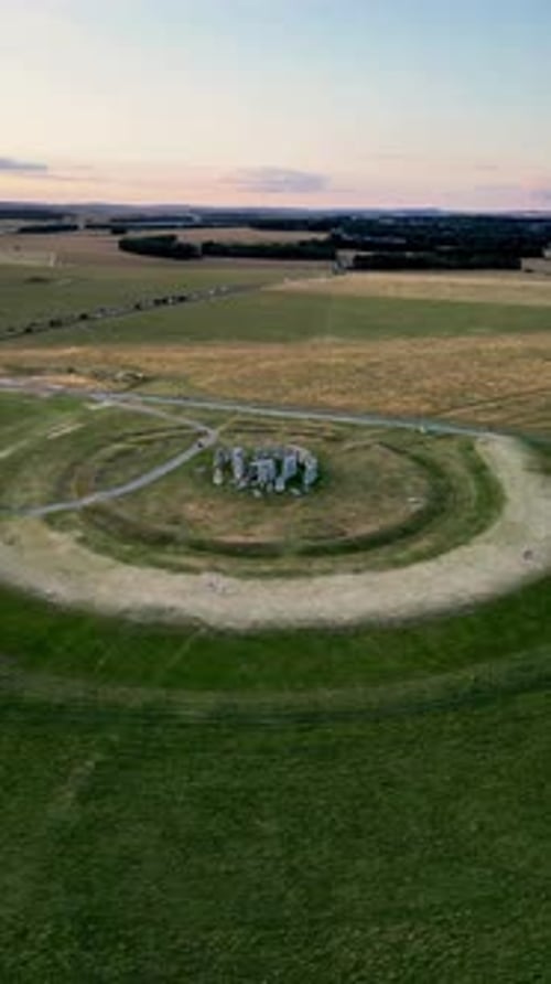 Luftaufnahme des Stonehenge-Denkmals bei Sonnenuntergang, Salisbury, England.