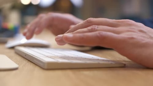 Les
mains des hommes tapent sur un clavier blanc, puis défilent. Des gadgets au design moderne.