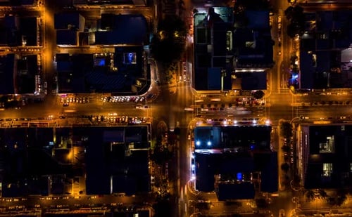 Imagens de vídeo em 4K de veículos viajando por uma cidade à noite