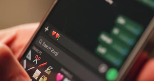 Pessoa, mãos e smartphone em closeup para bate-papo na internet e emoji para conexão