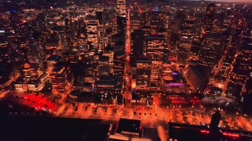 Luftbild Video während Sie sich der Stadt von oben nähern, Gebäude, um sie aus der Nähe zu sehen