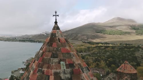 Croix et coupole du monastère de Sevanavank