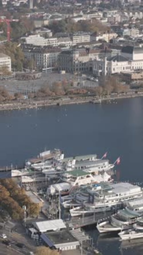 Vídeo aéreo sobre navios na Berkleeplatz de Zurique, Lago de Zurique