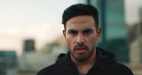 Sport, Atmung und Gesicht des Mannes in der Stadt für Fitness, Laufen oder Marathon, Training oder Leistung