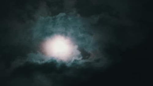 Vollmond am Nachthimmel bewegt sich durch dunkle Wolken Zeitraffer