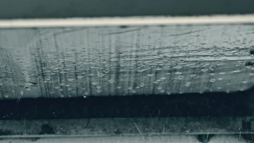 Delicadas ondulaciones formadas por gotas de lluvia en una superficie