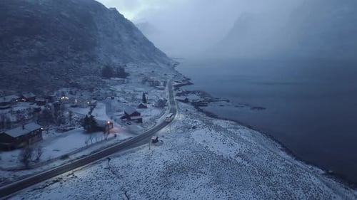 Uma paisagem serena de inverno com uma estrada panorâmica ao lado de uma bela vista à beira-mar