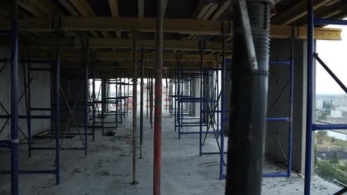 Andamios y soportes dentro de un edificio de concreto de gran altura sin terminar
