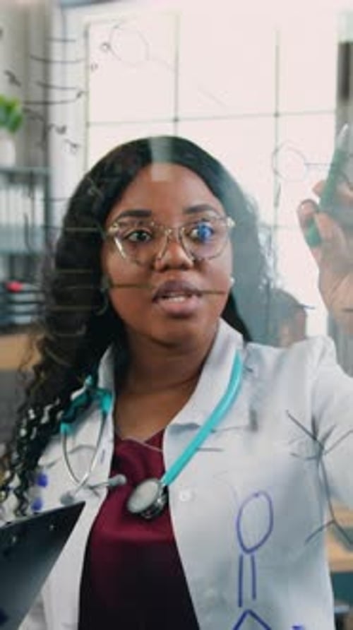 Concept scientifique dans lequel un groupe diversifié de chimistes expérimentés et professionnels discutent de la biologie moléculaire