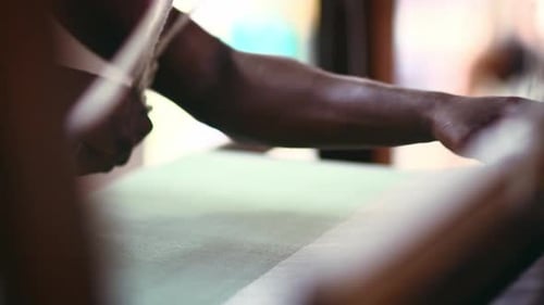 Hände, Bodenwebstuhl und Textil- oder Baumwollproduktion in der Bekleidungsfabrik, Herstellung