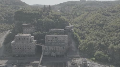 Luftaufnahme einer verlassenen Erzbergbauanlage in Chiatura, Georgia. Flaches Bild, D-log-Prores