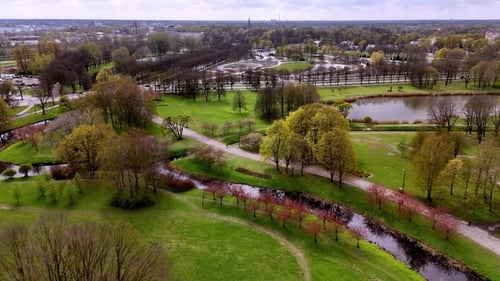 Paisagem natural perto do Victory Park (Parque Uzvaras) Margem do rio Daugava em Riga, Letônia. Drone aéreo
Sh