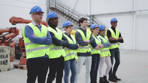 Ingenieure, die in einer Automatisierungs- und Robotikanlage arbeiten - Neues industrietechnisches Konzept