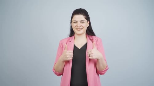 Femme d'affaires faisant une affirmation positive en regardant la caméra.
