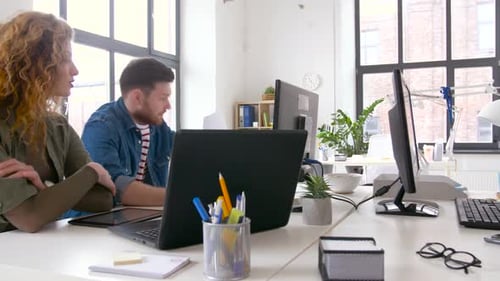 Equipe criativa ou designers com computadores trabalhando na interface de usuário no Office Adult