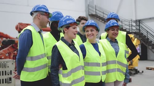 Multiethnische Ingenieure arbeiten in Automatisierungs- und Robotikanlagen zusammen - Neue Industrietechnologie