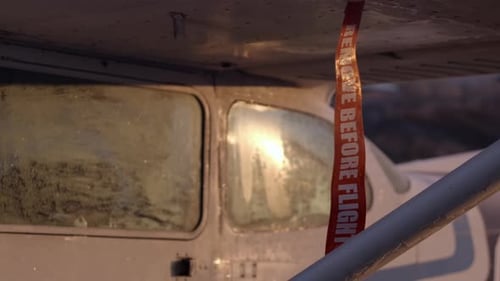 Vor dem Flug das Etikett an der vereisten Flugzeugaußenseite entfernen — Golden Hour