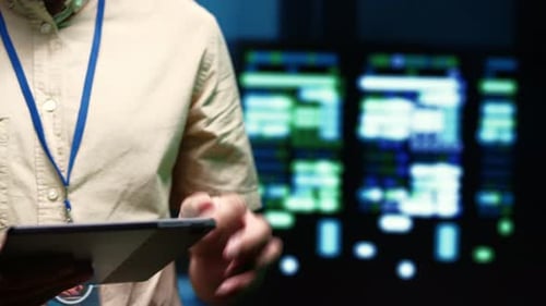 Ingenieur überprüft Datenspeichersysteme für Unternehmens-Workloads mit Supercomputern