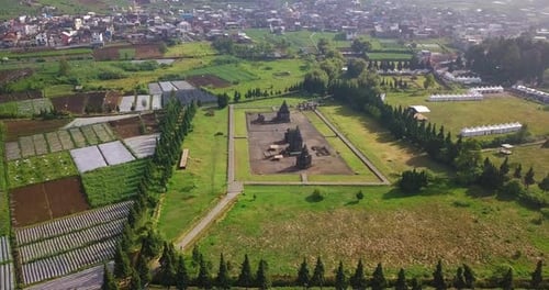 Point of Interest Drohnenaufnahme eines durchsichtigen Arjuna-Tempelkomplexes auf dem Dieng-Plateau, wenn er vom Besucher leer ist